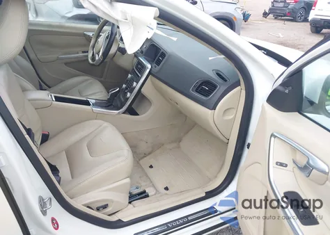 2015 Volvo S60 T5 Premier z USA, uszkodzony, nr VIN YV126MFK5F1344511